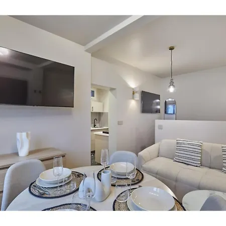 Cozy Montmartre Moulin Rouge